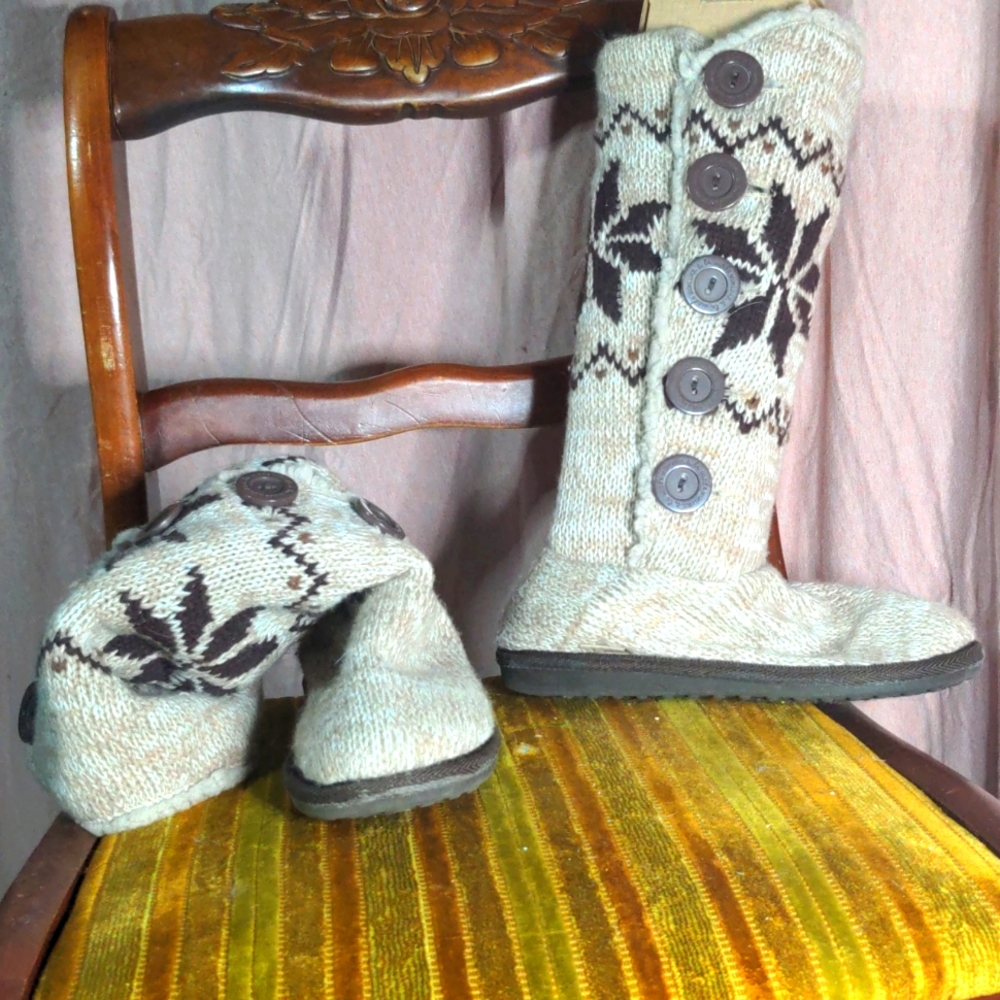 Cozy quilted Mukluk Malena boots
